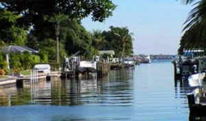 Naples, Florida canal living boating - naplesbonitamarco.com